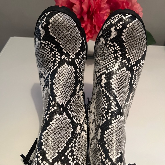 Boots - Picture 6 of 11